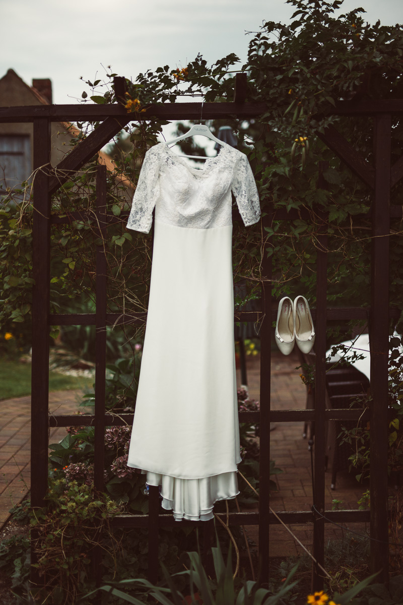 Brautkleid hängt im Garten