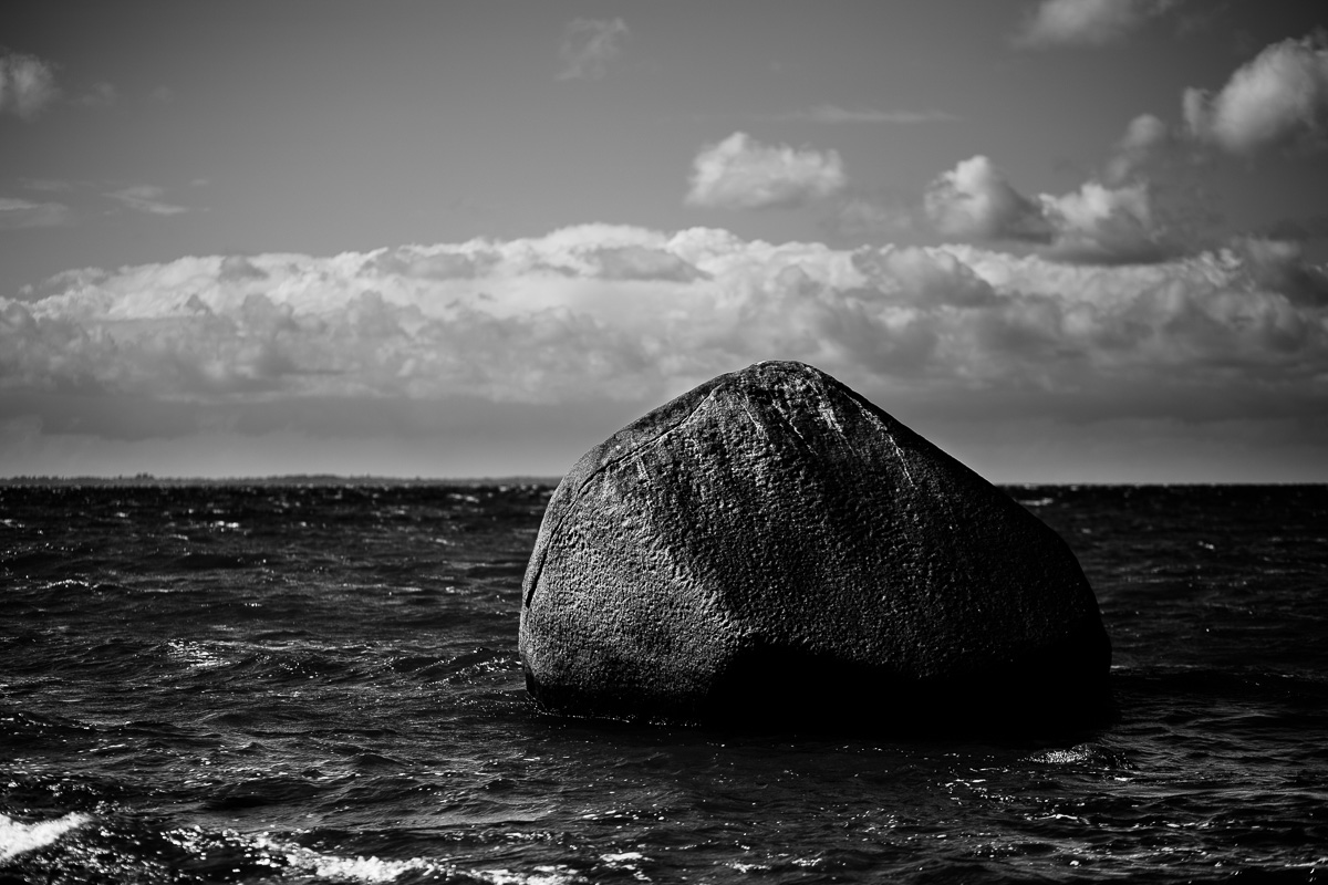 Ein großer Stein liegt in der Ostsee