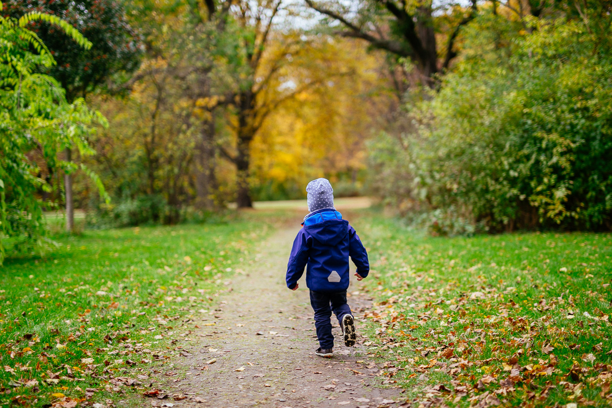 Kind rennt durch einen Park
