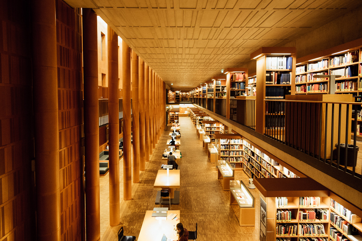 Bücherregale der SLUB an der TU Dresden